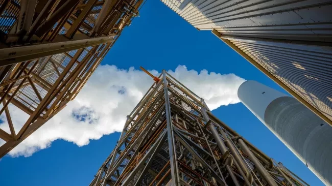 Metal scaffolding, metal structure and a steam pipe.